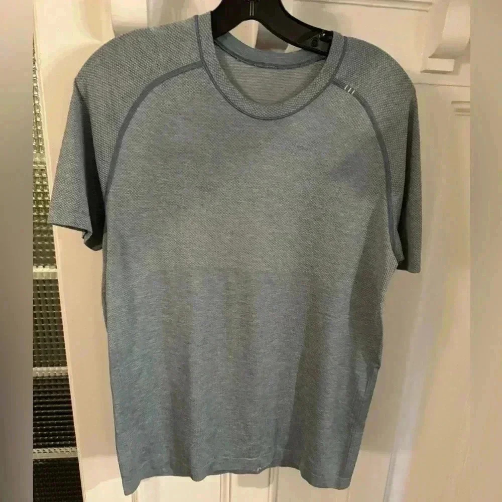 Lululemon men’s performance short sleeve tee sage green size small